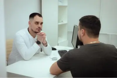 Врач разговаривает с пациентом